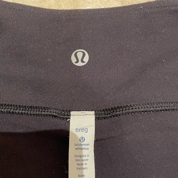 LULULEMON Athletica Reversible Black Groove Shorts size 6 - Picture 4 of 8